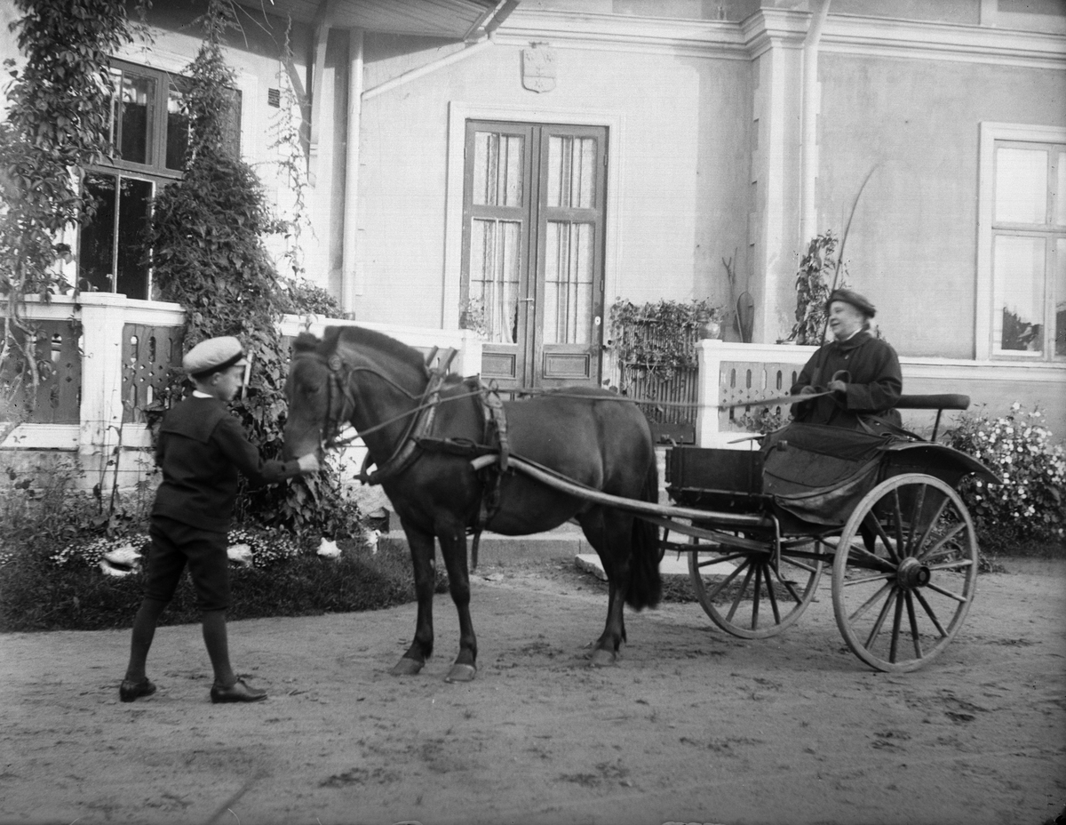 Erik Johansson från Mälby och grevinnan Anna von Engeström med lilla ponnyn Knott, Göksbo, Altuna socken, Uppland 1923