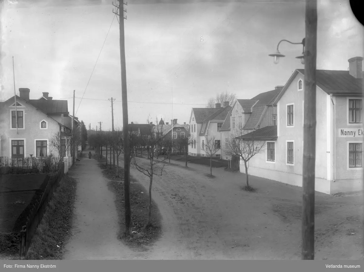 Vy av kyrkogatan mot stationsgatan i Vetlanda. På höger sida syns Nanny Ekströms fotoateljé.