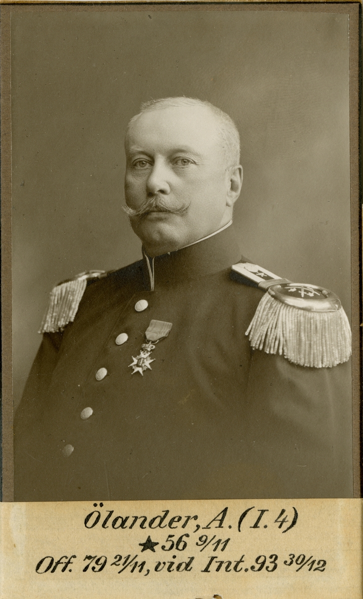 Porträtt av Adolf Ölander, officer vid Första livgrenadjärregementet I 4 och Intendenturkåren.

Se även bild AMA.0021744.