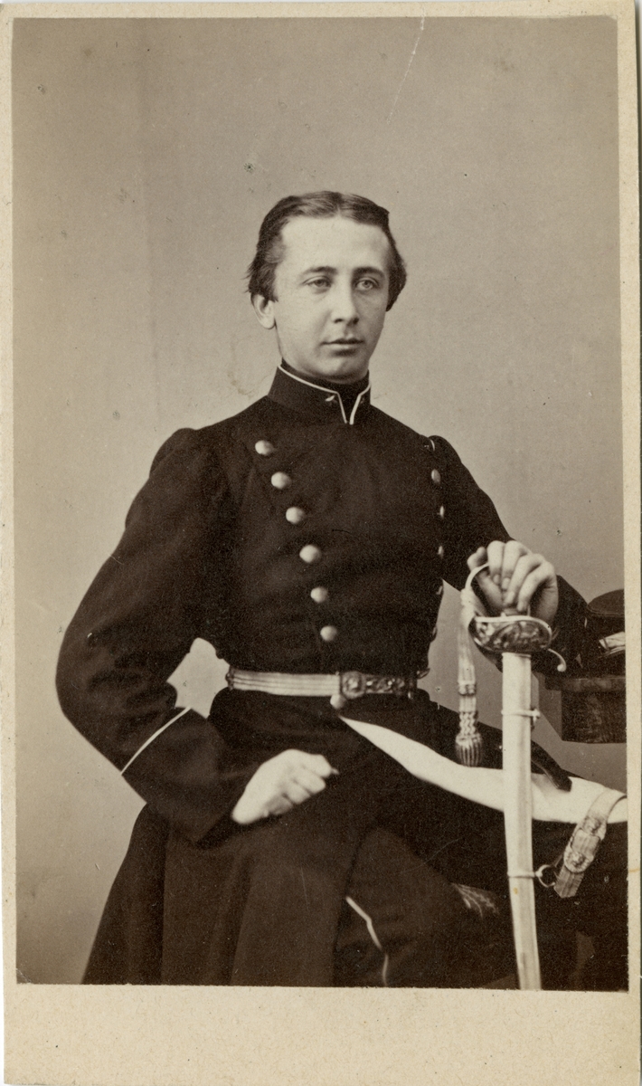 Porträtt av underlöjtnant Georg Elieser Holmin.

Se även bild AMA.0007595, AMA.0009535 och AMA.0021886.