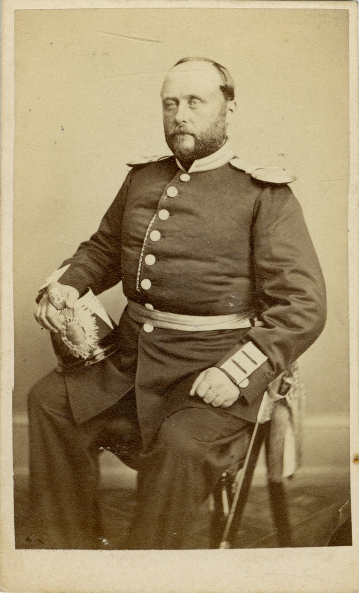 Porträtt av Ernst Fredrik Edholm, officer vid Andra livgrenadjärregementet I 4.

Se även bild AMA.0007186 och AMA.0007205.