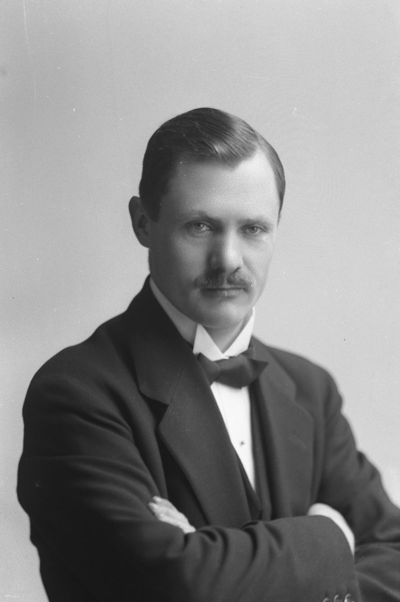 Bankvaktmästare Anders Löfgren, född 1881. Svenska Handelsbanken, Gävle. Källa: W Lindeberg "Gävle - Ett porträttgalleri" (1924)
