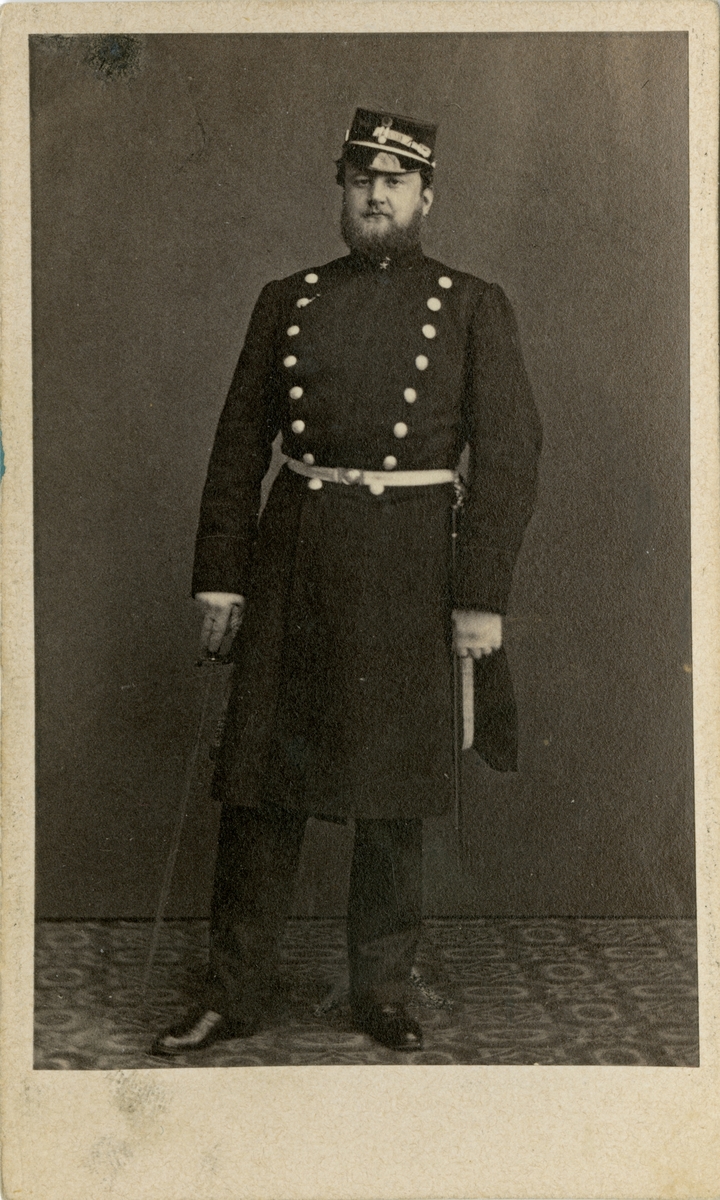 Porträtt av Knut August Schwan, löjtnant vid Andra livgardet.
Se även bild AMA.0008471 och AMA.0008493.