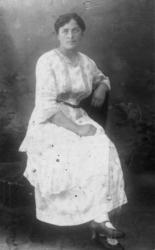 Henny Dypvik Olsen, senere g. Ryvoll, f. 1896.