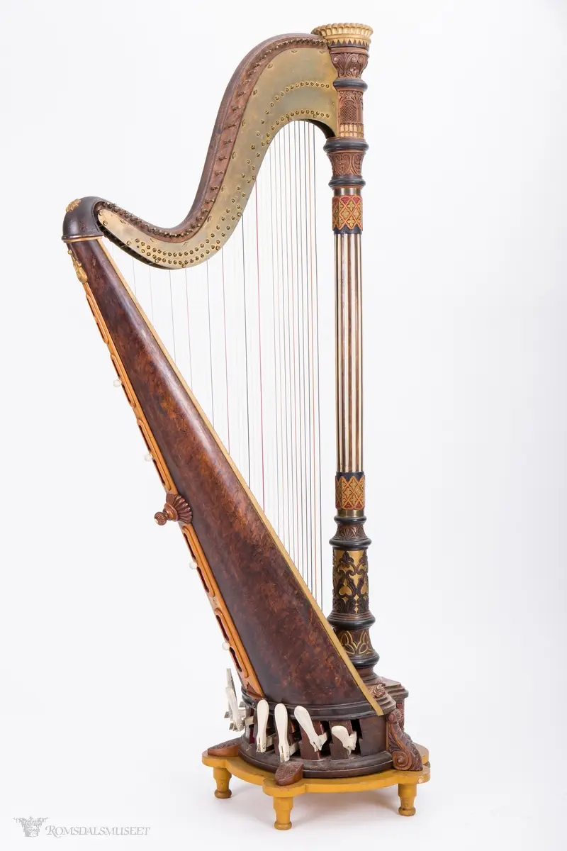 Trekantformet harpe med 43 strenger og 8 pedaler.