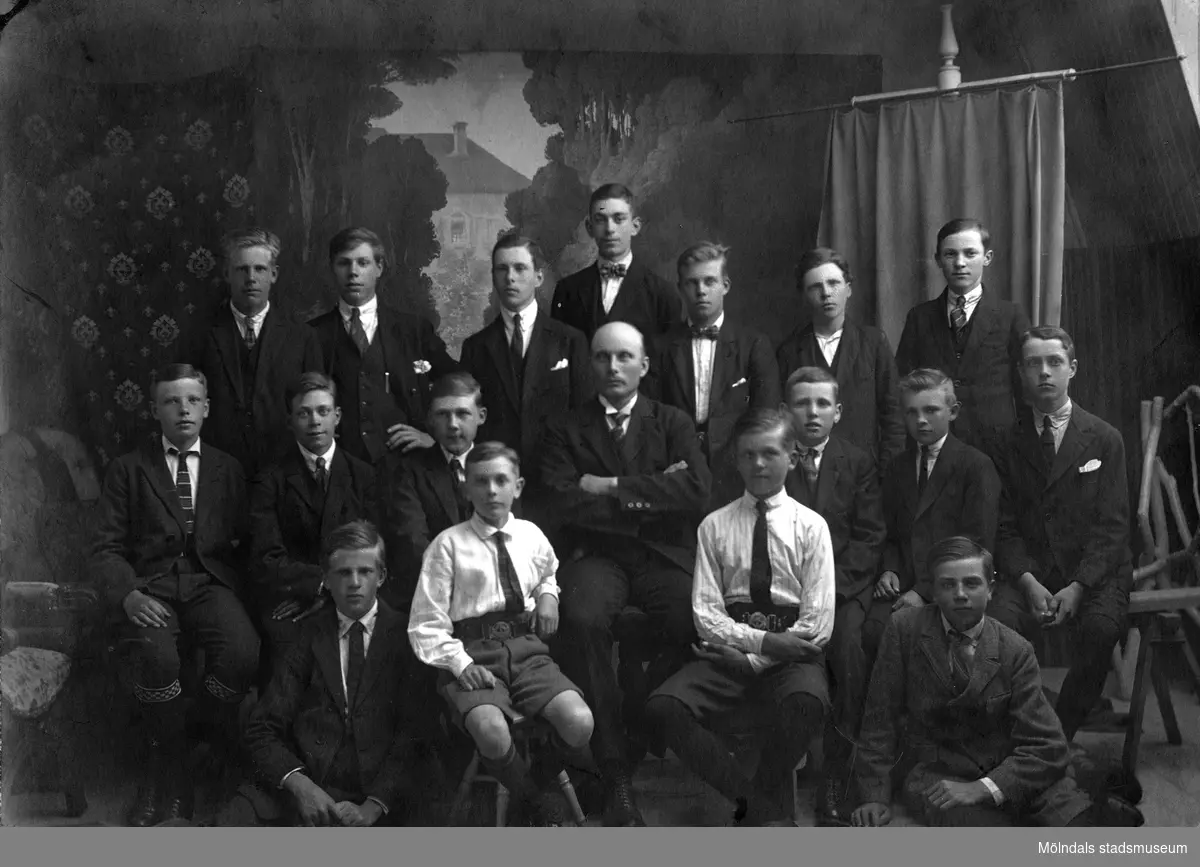 Klassfoto från Kvanbyskolan, troligtvis i mitten av 1920-talet.
Birger står längst upp i mitten.
Harald står 2.a från vänster på andra raden.