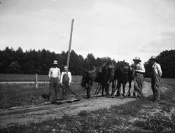 Veihøvling.Menn og hester