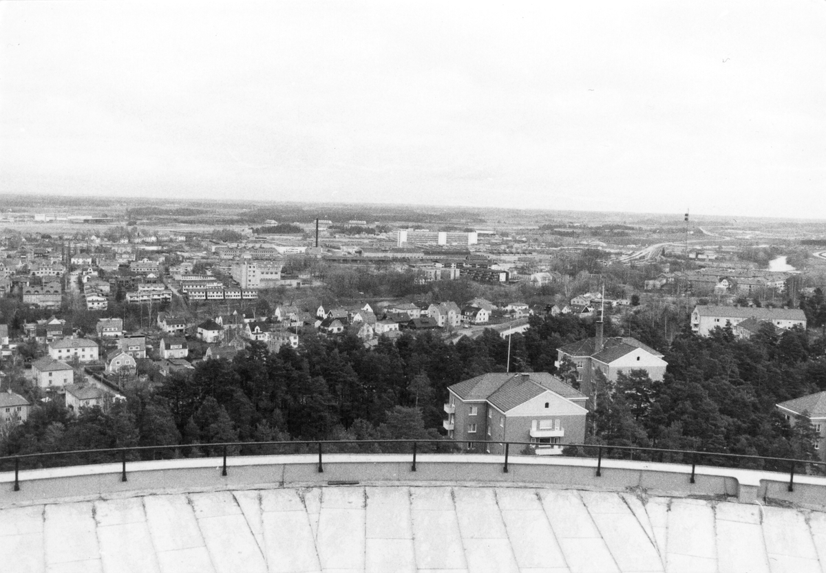 Orig. text: Från nya Vattentornet åt öster, Hejdegården, Tannefors SAAB. Korten tagna i november -82.