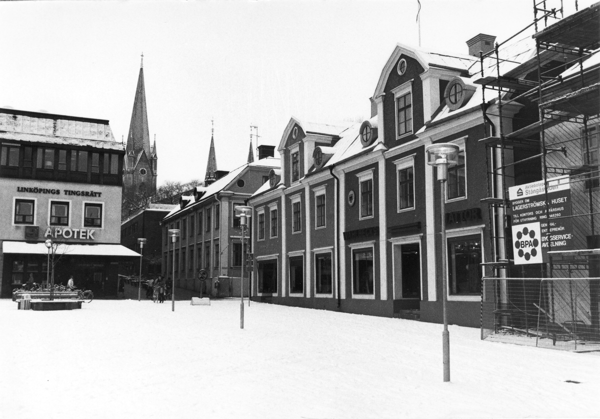 Stora torget sedd västerut vid Platensgatan/Domkyrkogatan.
Stora torget 6-7. De två sammanbyggda byggnaderna uppfördes som två olika fastigheter vid slutet av 1700-talet. Stora torget 6 (vänster i bild) uppfördes 1776 av handelsman Daniel Elgerus som saluförde tyger. I gårdens bottenvåning inrymdes även en liten utskänkningsrörelse. 1857 köpte C. J. Andersson och  W. Beckman gården. År 1866 köpte de även grannfastigheten Stora torget 7 (höger i bild). Stora torget 7 uppfördes sannolikt av rådmannen, sämskmakaren, Abraham Meijer efter det han köpt fastigheten 1788. Efter köpet 1866 förenades byggnaderna till en enda.  1868 öppnade C. O. Kock stadens första tandläkaremottagning i fastigheten. 1936 sattes de stora skyltfönstren in.