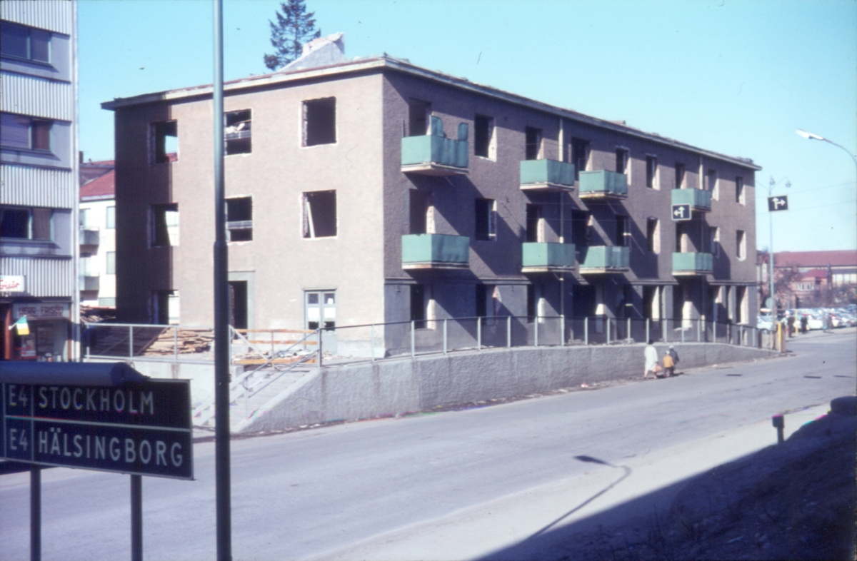 Bildtext: Hamngatan-Drottninggatan Hobbylagrets hus rivs. Foto: 1968-04 ...