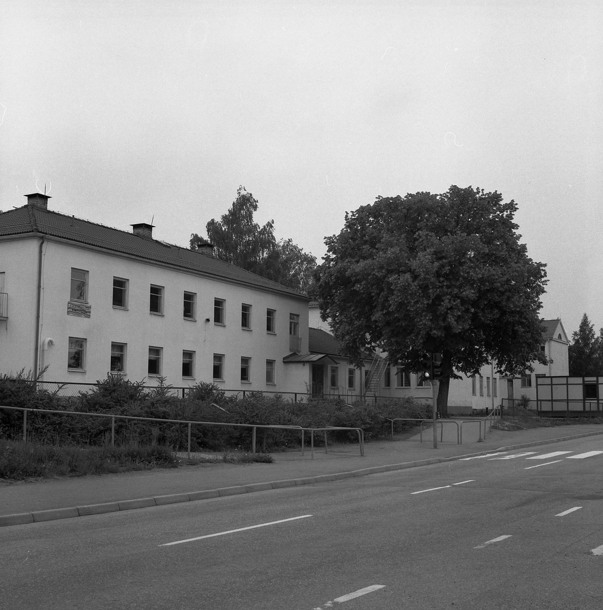 Orig. text: Kärna skola. Kärna skola som nu är riven. Byggnaden längst bort är den äldsta byggnaden.