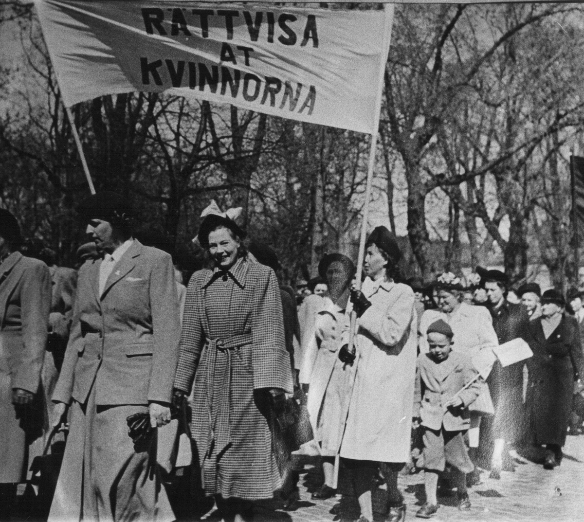 1 maj demonstration efter Malmslättsvägen. En banderoll Rättvisa åt kvinnorna.