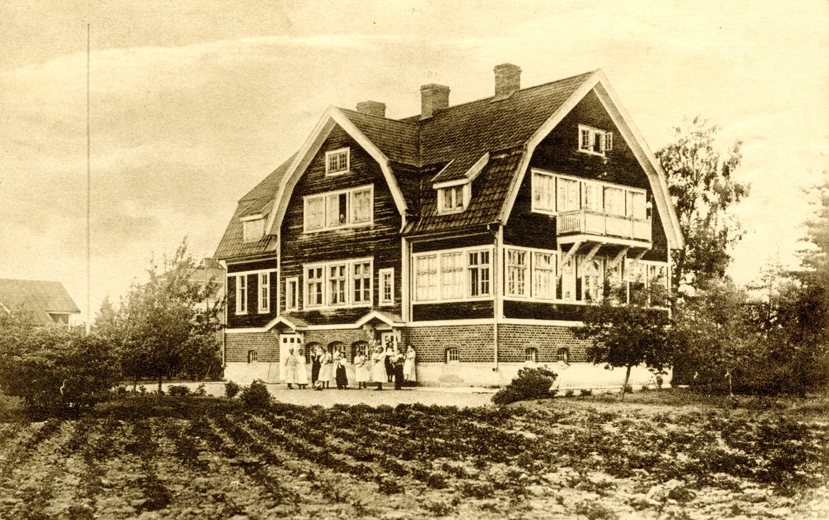 På baksidan av kortet finns en anteckning om att bilden föreställer Blå Bandets Barnhem i Linköping. 

Extern upplysning: Vita Bandets vårdhem för ogifta mödrar, Granebo, sedd mot norr. Byggnaden uppfördes efter initiativ av Henric Westman 1913.