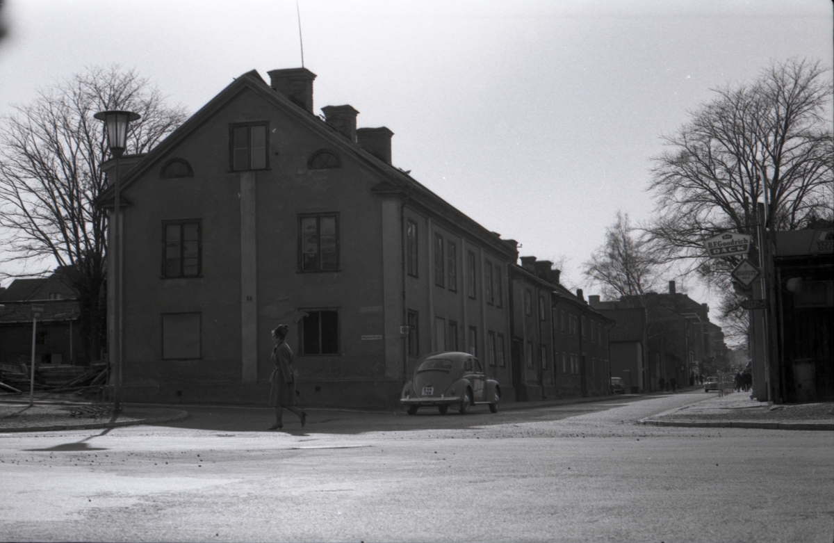 Orig. text: Nedre Nygatan. Våren 1965.

Nygatan sedd västerut från korsningen med Magasinstorget.