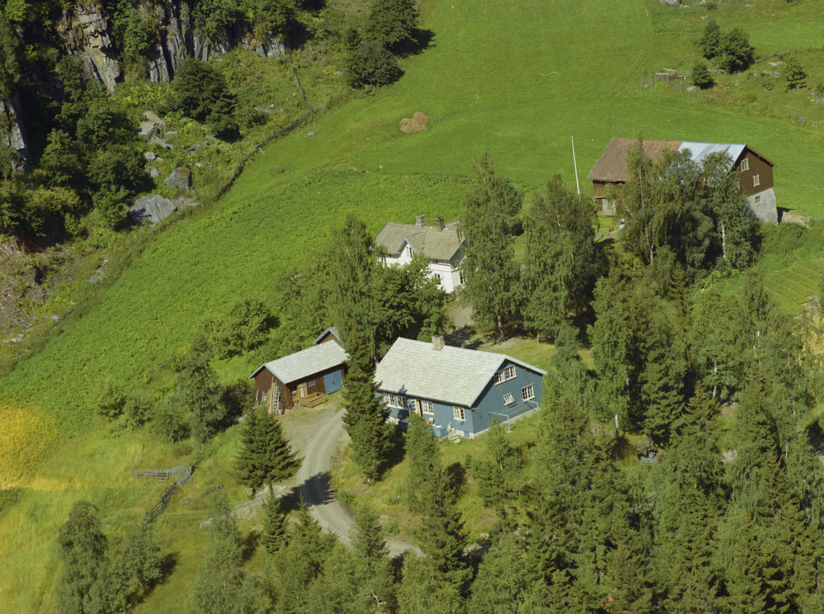 Fåberg, Engjar gård langs Hunderfossvegen