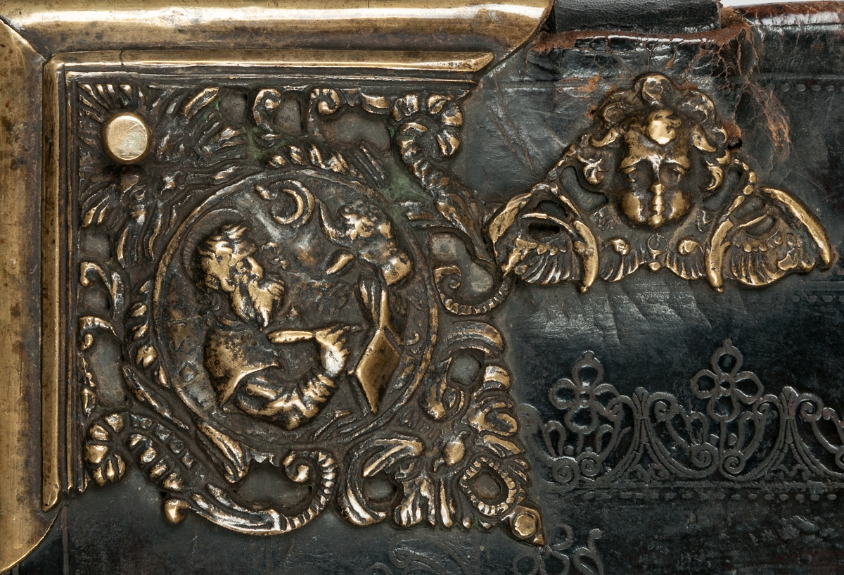 Bibel, Gustav II Adolfs bibel, tryckt i Stockholm 1618. Läderklädda träpärmar, bronsbeslag: apostelbilder och Kristus med riksäpple i mitten. Gästrikland.