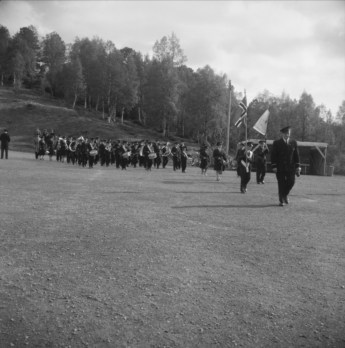 Musikkstevne 1957.
Musikkorps i marsj på den gamle fotballbanen ved Festiviteten på Løkken.