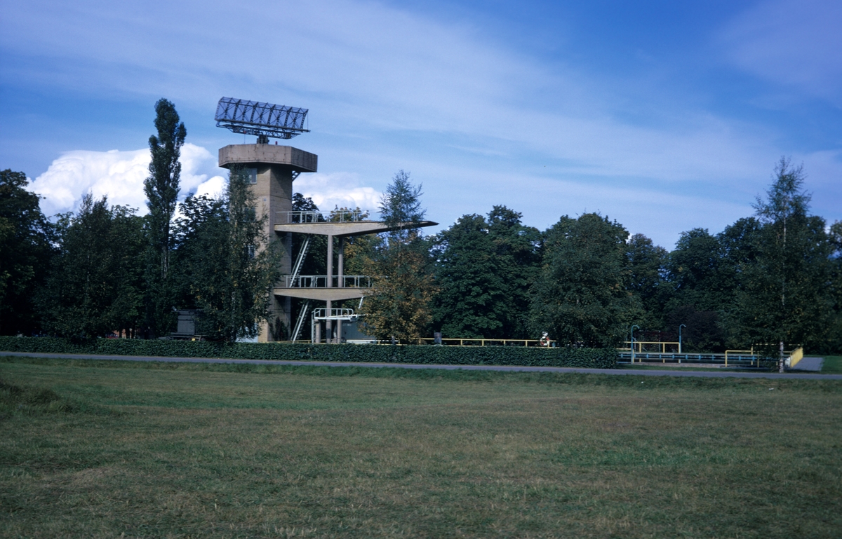 Bassäng på F 3 Östgöta flygflottilj, 1972. Med kombinerat hopp- och radartorn. På tornet står radar PS-239.