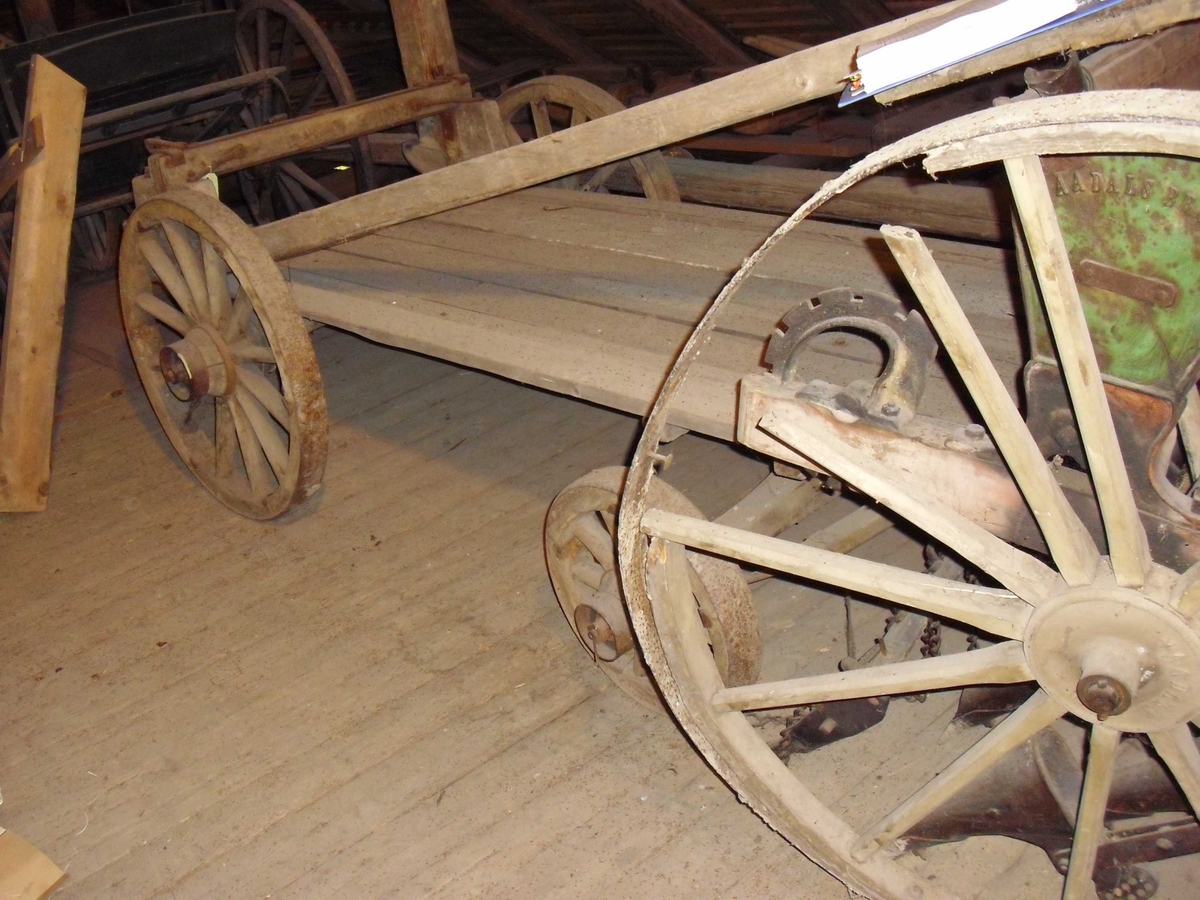 9 sålabber. Såkasse av tre med jernbeslag. Trehjul. 