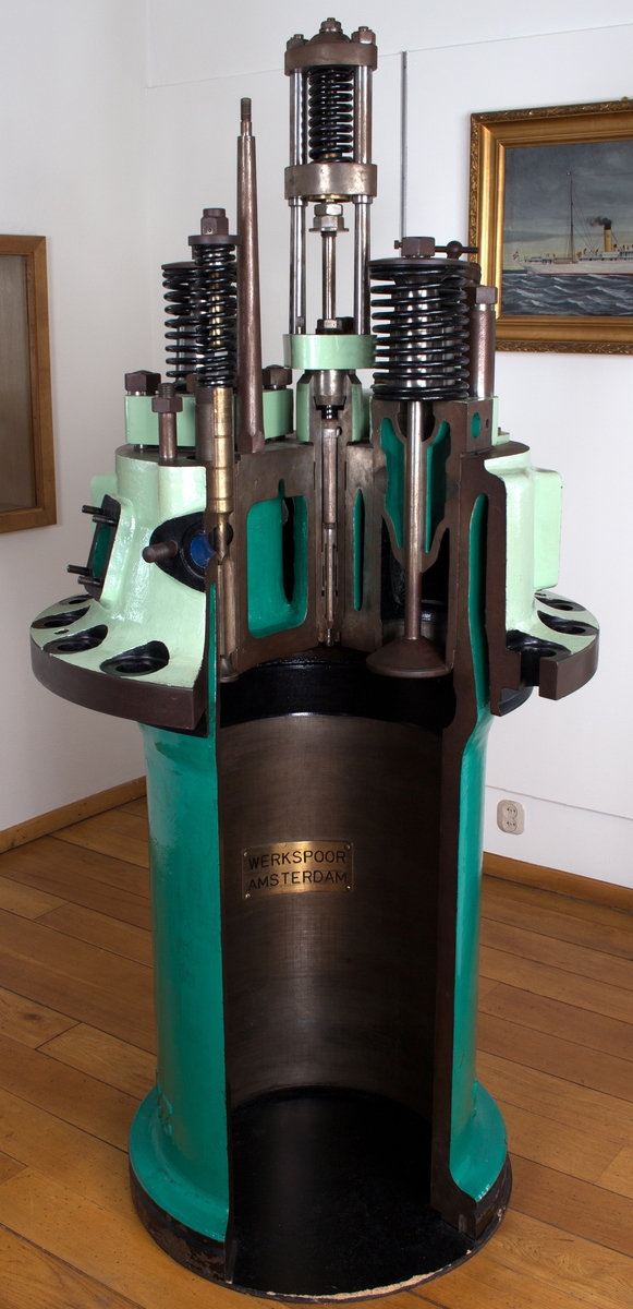 Modell av motorsylinder i full størrelse, med armatur til motorskipet HALLANGER bygget 1927