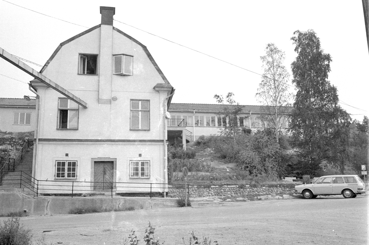 Ekensbergs varv 1970: varvskontoret, tidigare Ekensbergs värdshus. På höjden bakom varvskontoret ritkontoret.