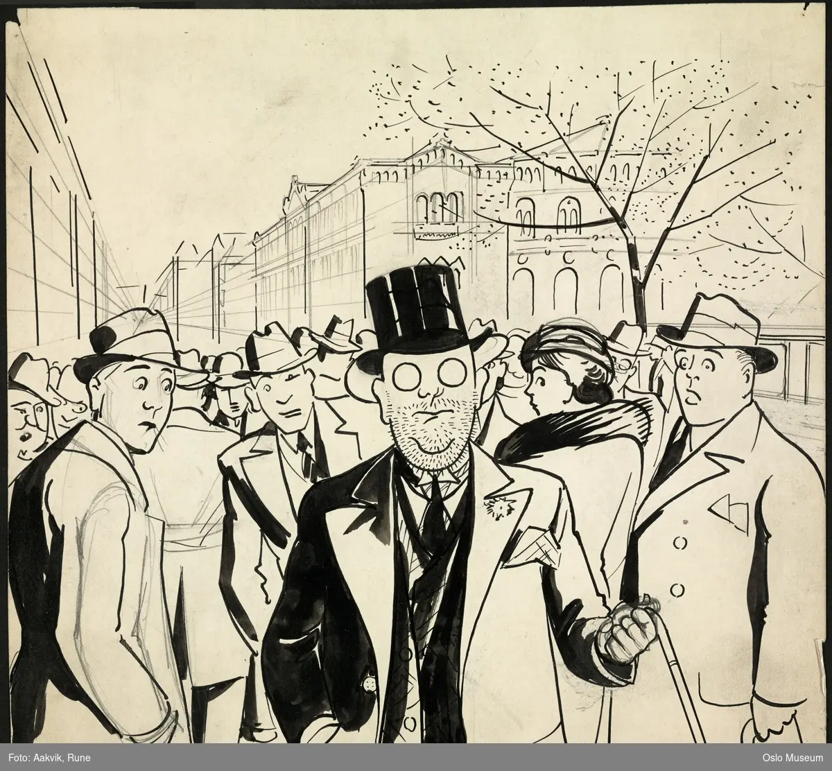 Menneskemengde, menn med hatt, sentral figur er Lilleborgmannen med snipp og flosshatt, Storingsbygningen bak