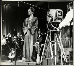 Aase Bye leser "Bergliot" i fjernsynet.