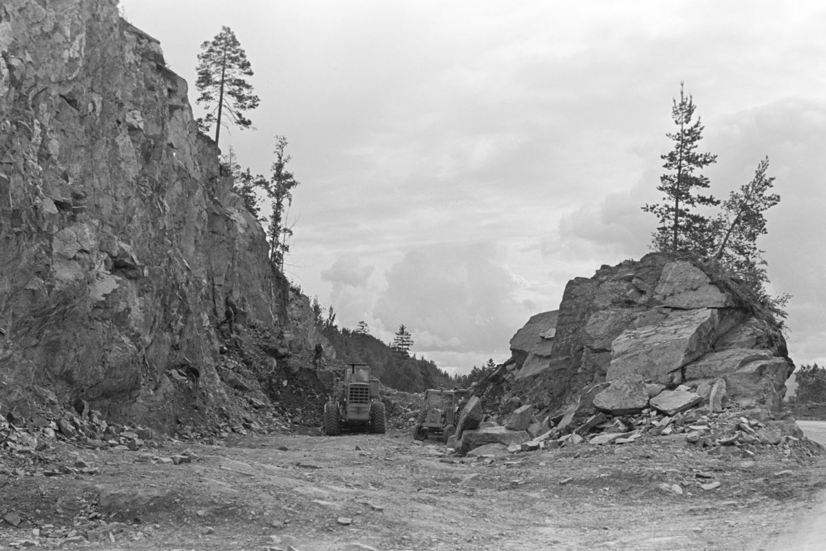 Morskogen, Stange. Vegutbygging, vegarbeid, anleggsmaskiner, biltrafikk, sprengningsarbeid, 