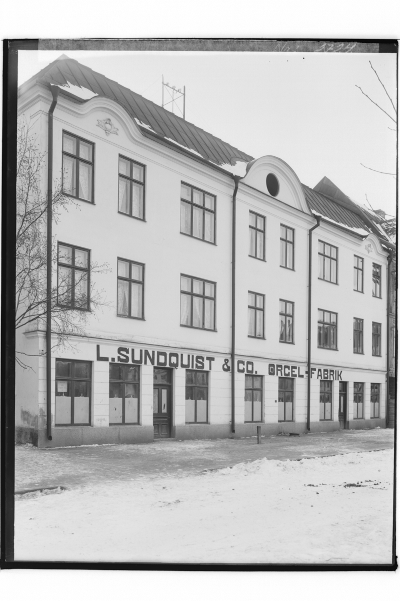 L. Sundquist & Co. Orgelfabrik, trevånings bostadshus med takhuv.