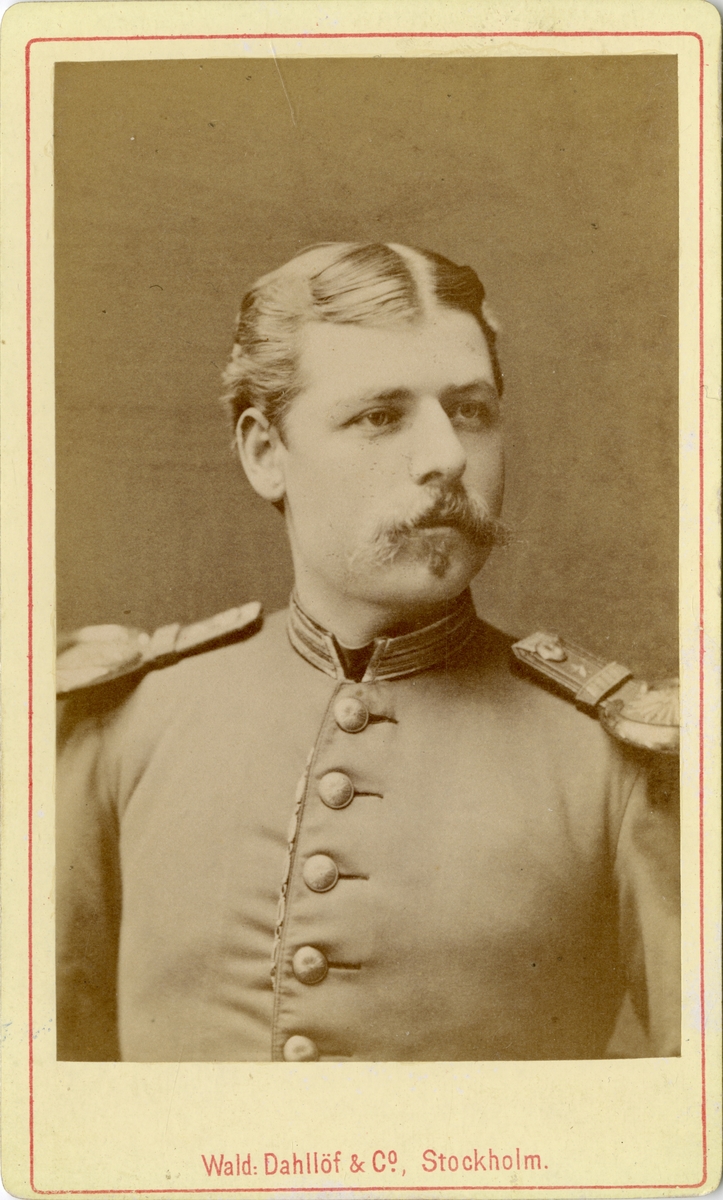 Porträtt av Emil Rudin, underlöjtnant vid Fortifikationen.

Se även bild AMA.0008341.