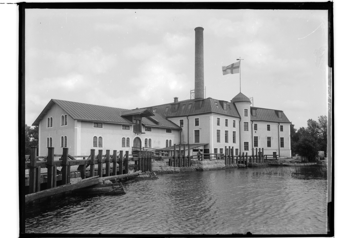 Gillbergs Garveri och kvarn, fabriksbyggnader vid Svartån.
Fabrikör Karl Gillberg