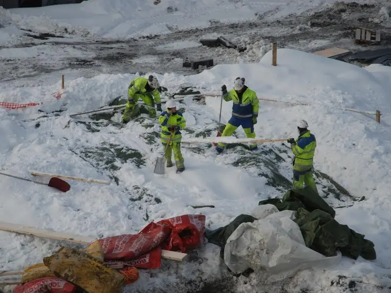 Snøvær kan by på utfordringer i vintersesongen. Vinterkledde arkeologer graver frem båtdeler under dyp snø.