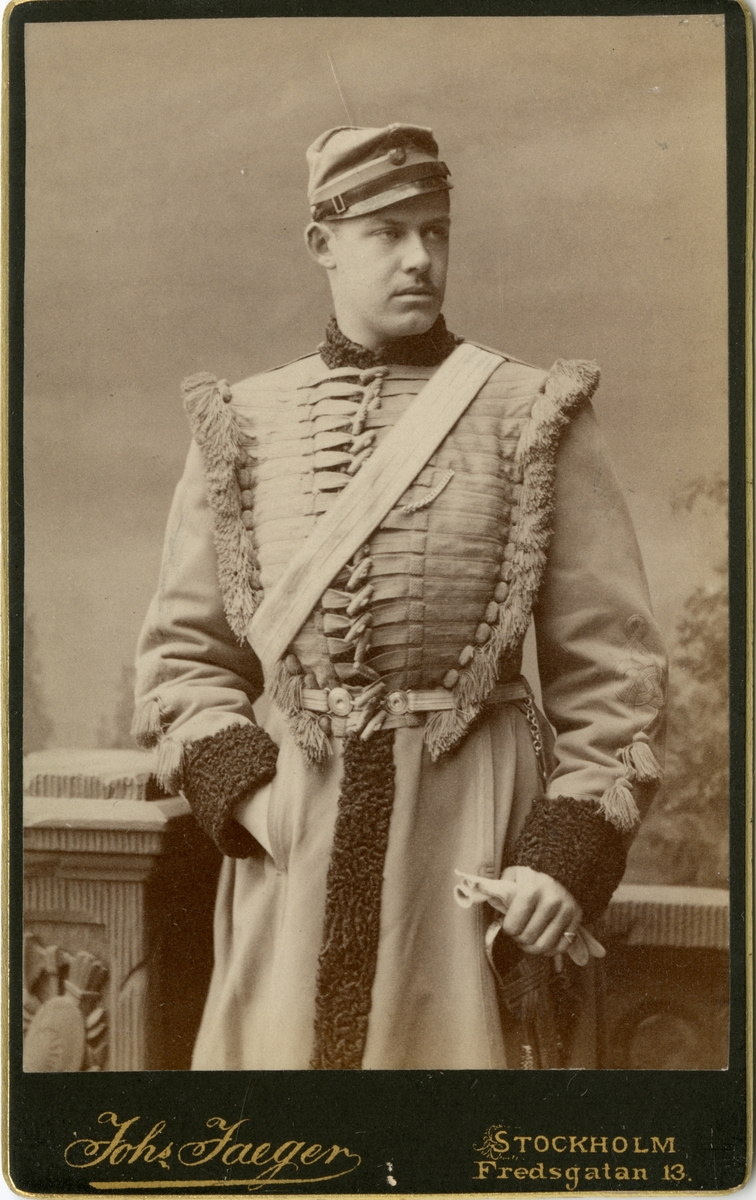 Porträtt av Johan Gabriel Beck-Friis, officer vid Livgardet till häst.

Se även bild AMA.0000782.
