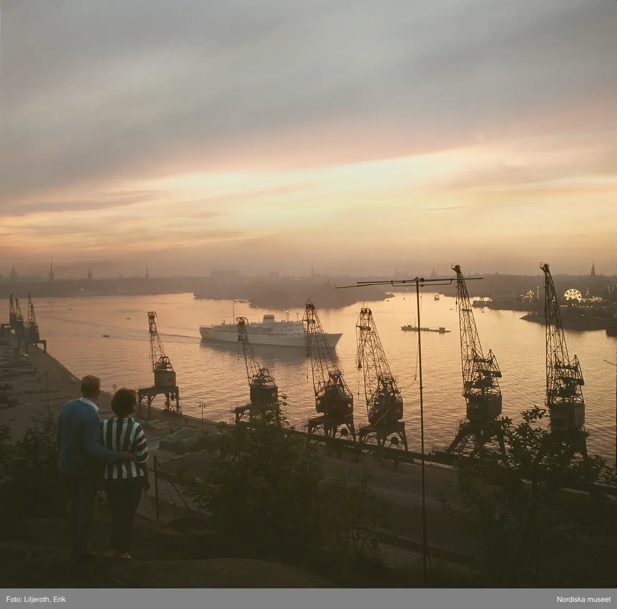 Ett par blickar ut &ouml;ver Stadsg&aring;rden och Stockholms hamninlopp i solnedg&aring;ngen.