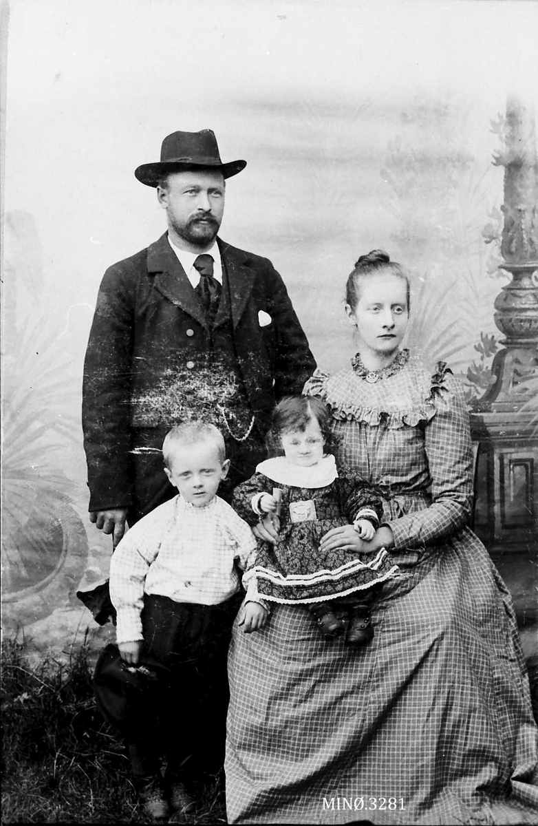 Kjernefamilie, 2 små barn, kjole. Ole Berntsen og kona Sigrid Hokstad (født Lund), sønnen Olav og dattera Jenny. (Gården Ustu Hokstad)