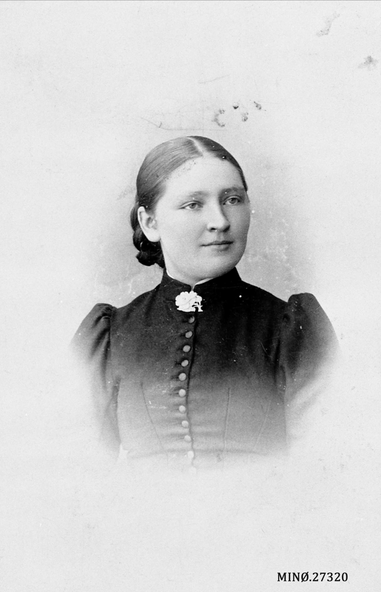 Portrett av ung kvinne Mette (uleselig etternavn i reg perm)