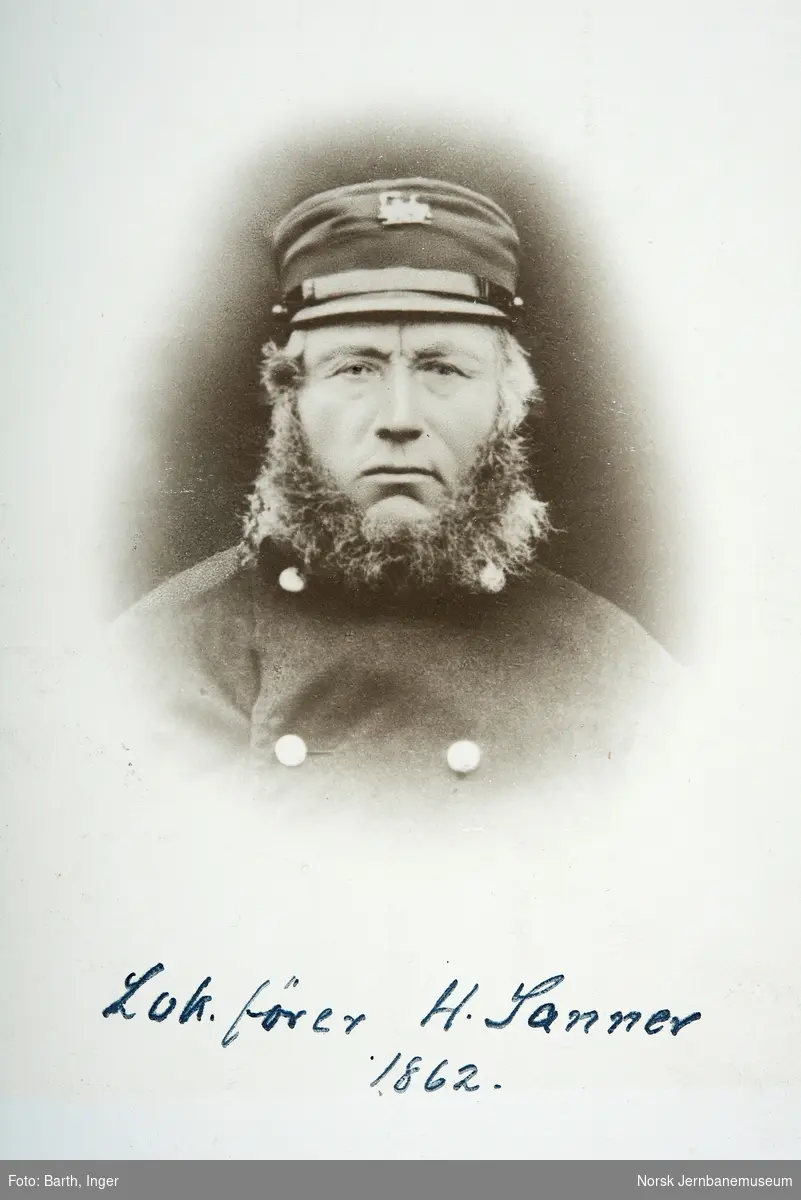 Portrett av lokomotivfører Hans Sanner, Hamar-Grundsetbanen
