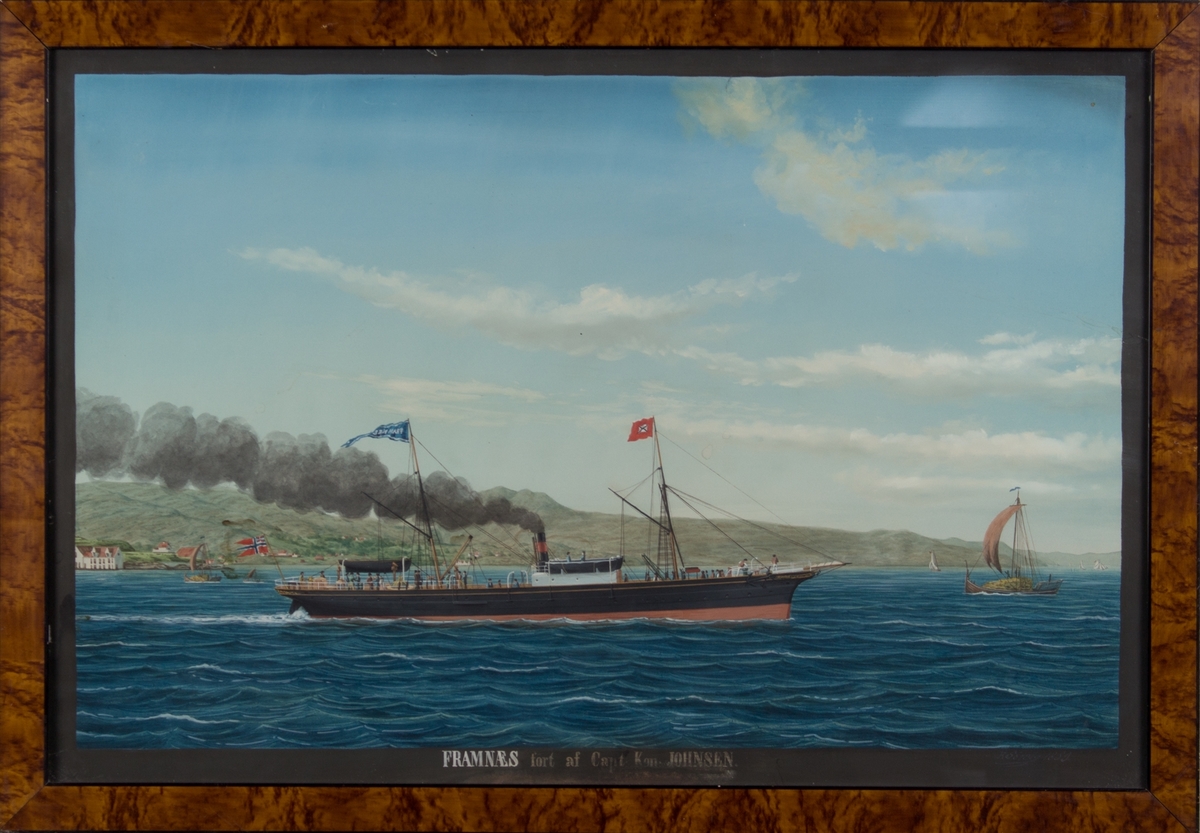 Skipsportrett av dampskipet FRAMNÆS under fart med land i bakgrunn. Med unionsflagg akter