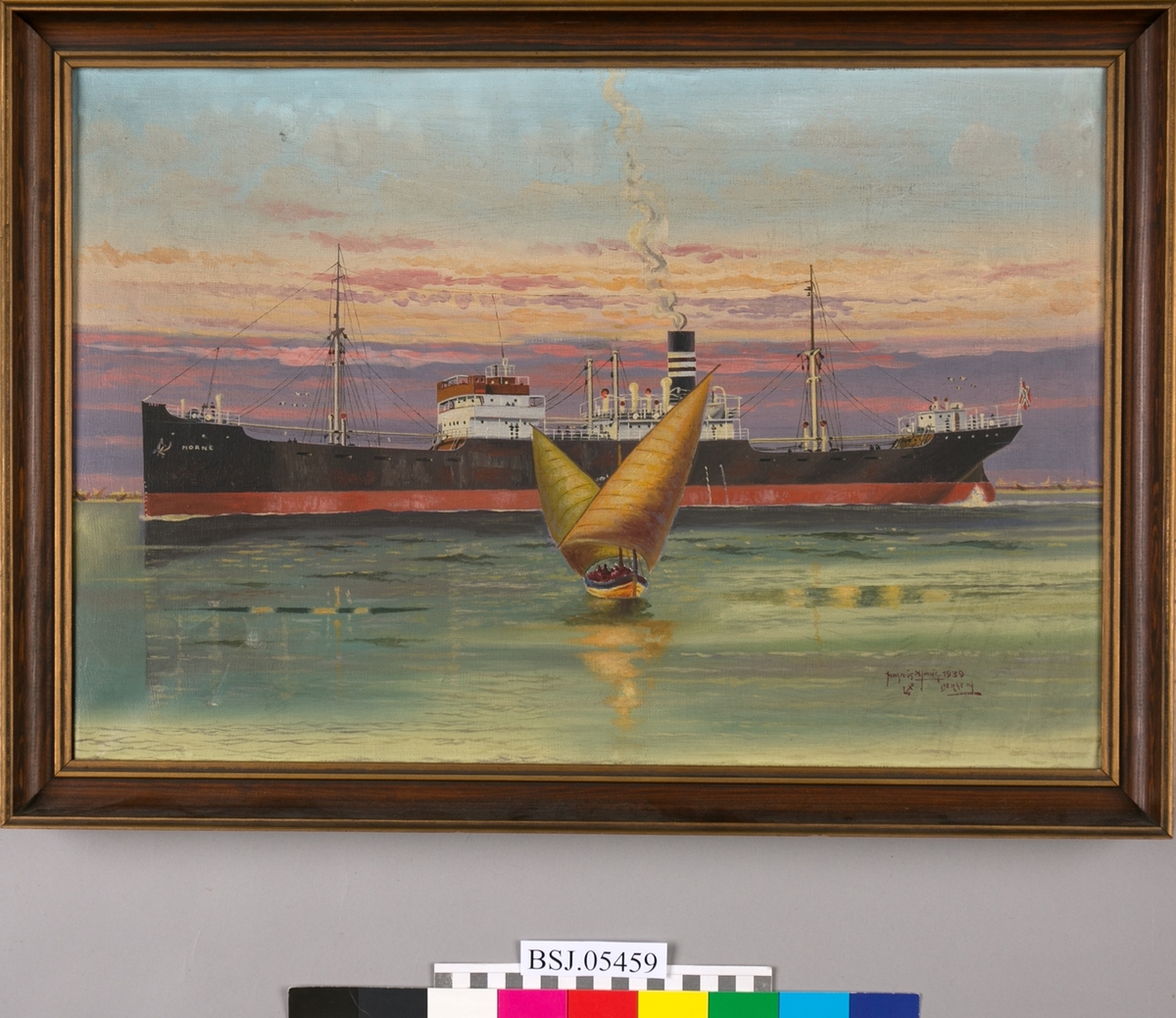 Skipsportrett av MS NORNE med havnemotiv i horisonten. I forgrunn en seilbåt med to seil. Skipet har Kuhnlerederiets skorsteinsmerke og norsk flagg i akter.