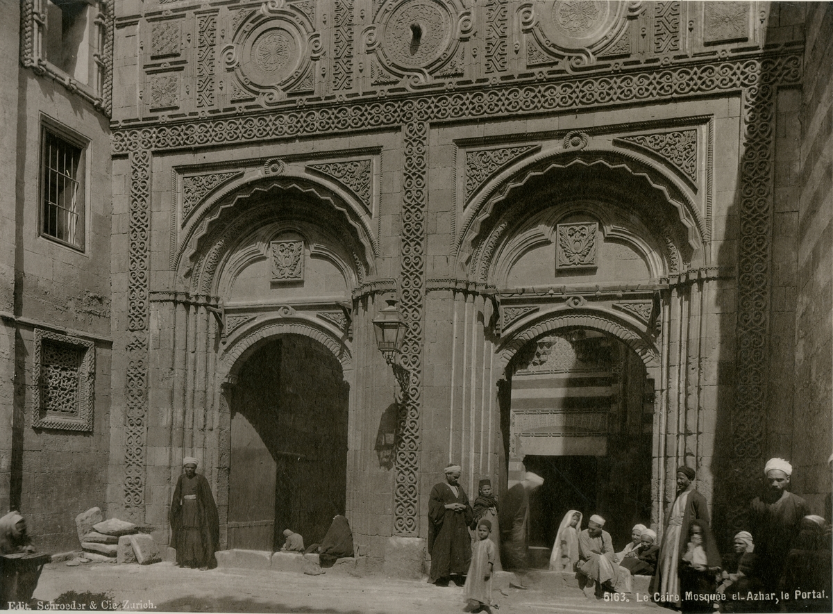 Vy över exteriör till moskén el-Azahar i Kairo. Personer utanför moskens två portar.
