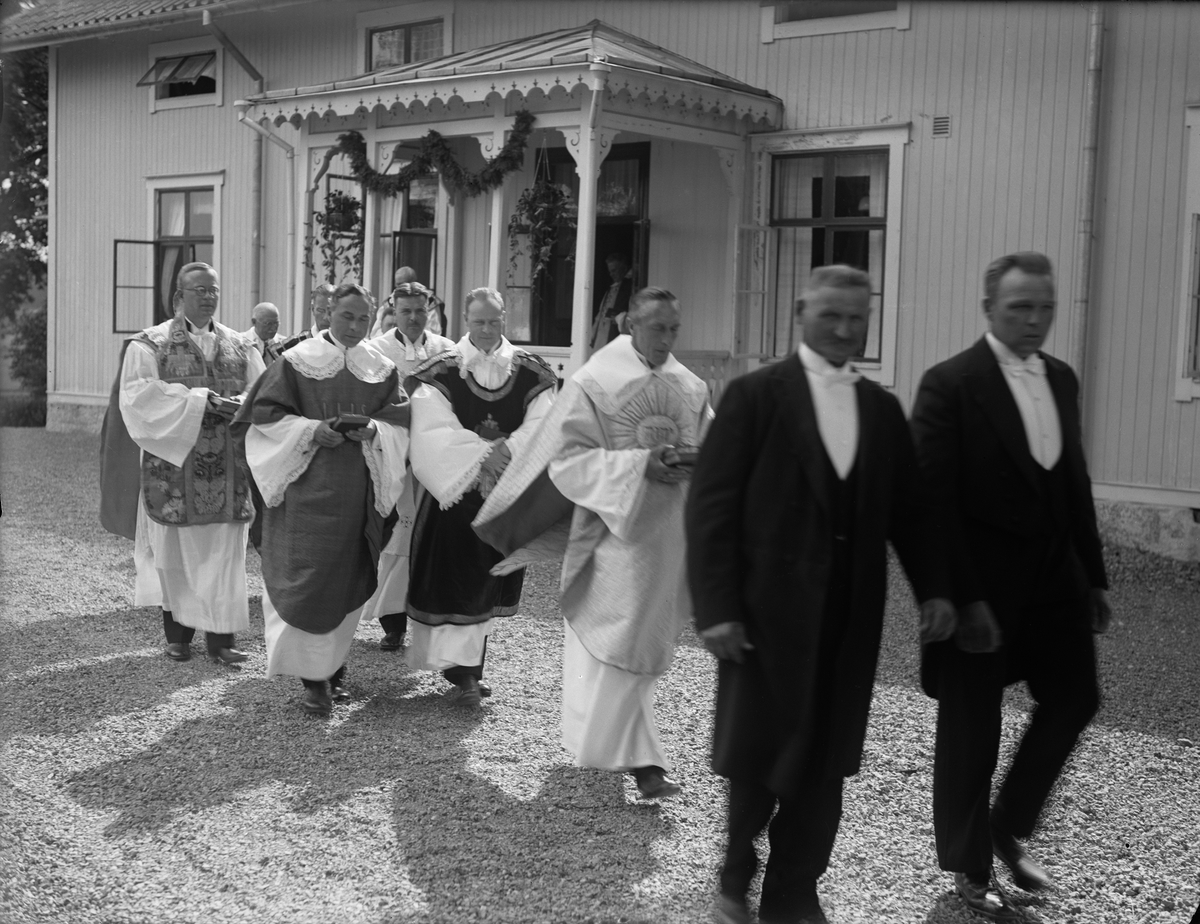 Processionen på väg från prästgården till Ekeby kyrka -"närmast i vit mässkrud installandus kyrkoherde Oscar Lindberg"