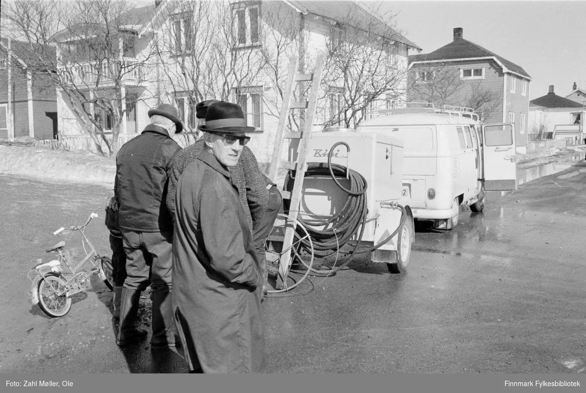 Vadsø, 17.mai 1970. Folk i gatene.