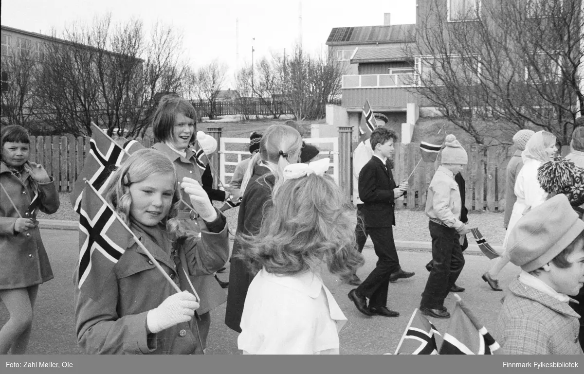 Vadsø, 17.mai 1970. Barnetoget passerer.