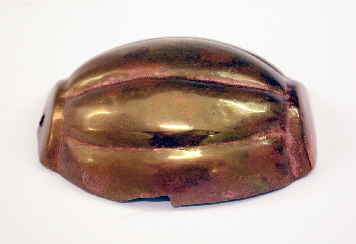 Liten puddingform av kobber, oval form med to bølger.