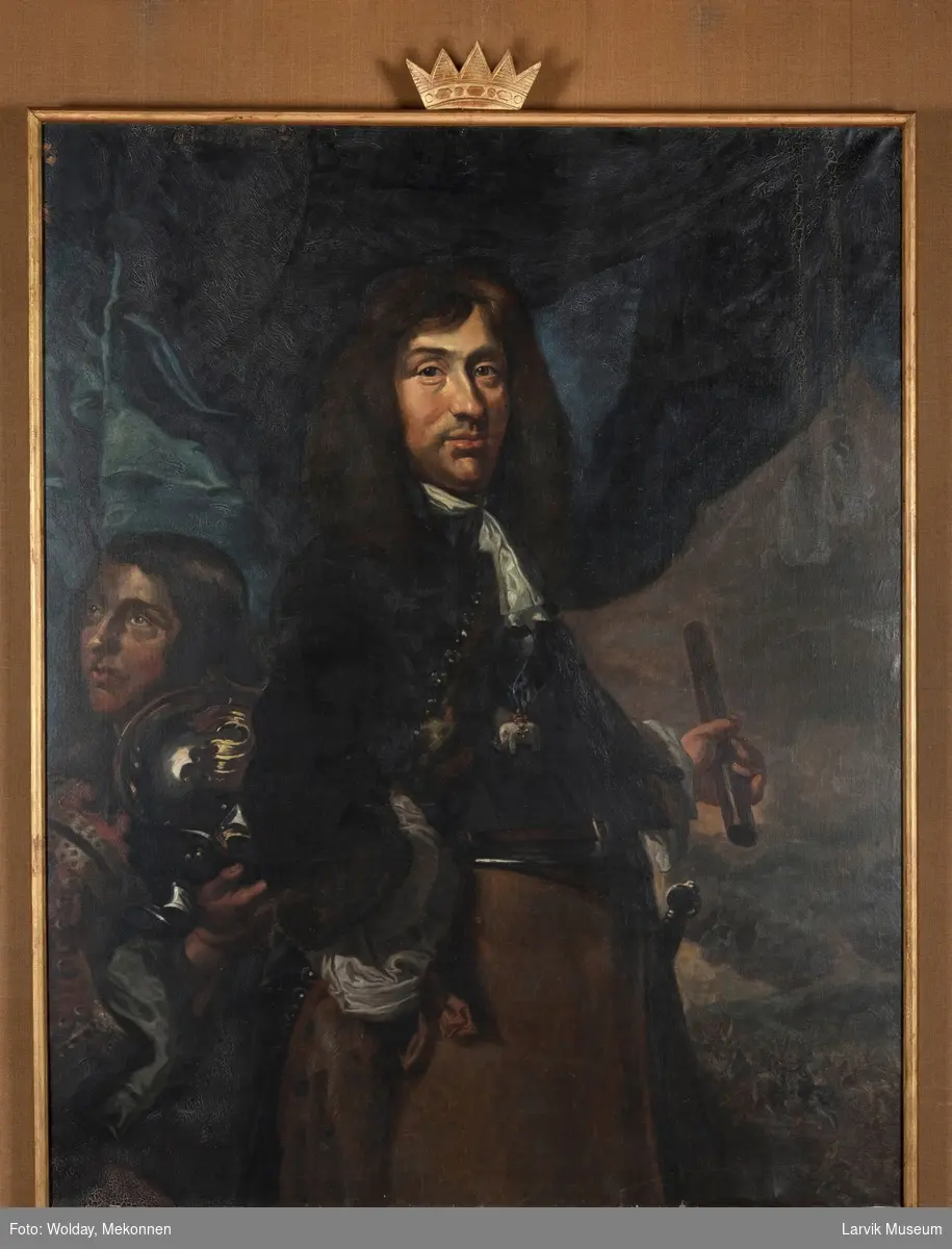 Ulrik Fredrik Gyldenløve i mørk pelskantet kappe, elefanorden og marskalkstav i venstre hånd. bak greven hode av angivelig væpner, holdene gravenns hjelm.