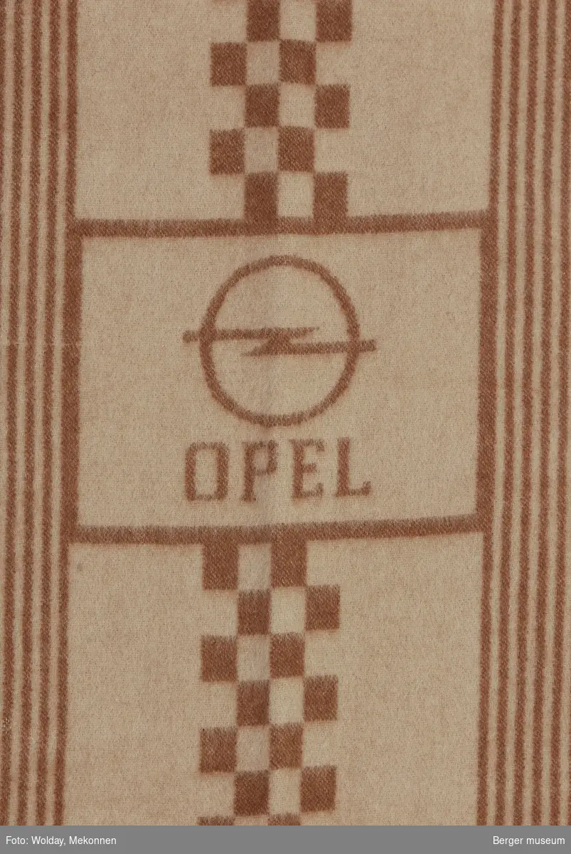 Setetrekk med lomme for seterygg påsydd lomme med strikk
Striper og kvadrater
Logo Opel (symbol og tekst)