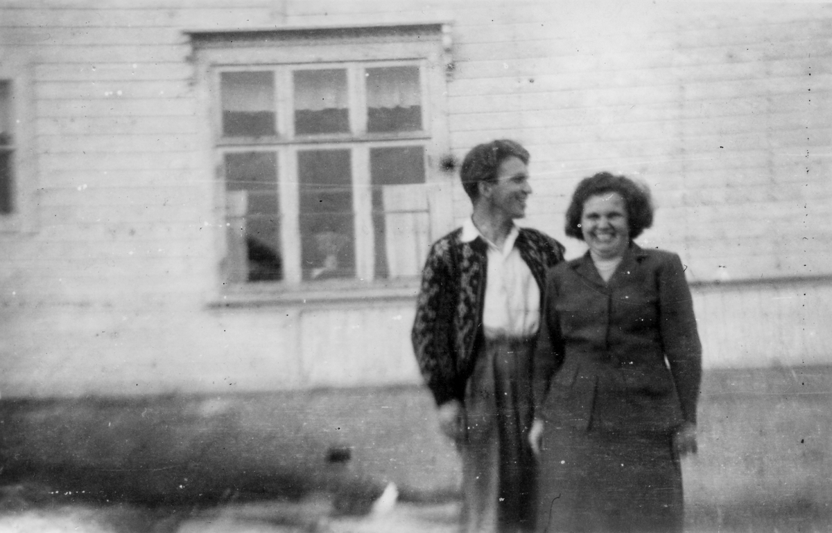 Minda Kandola og Henry foran butikken til Julkunen. Golnes, 1932.