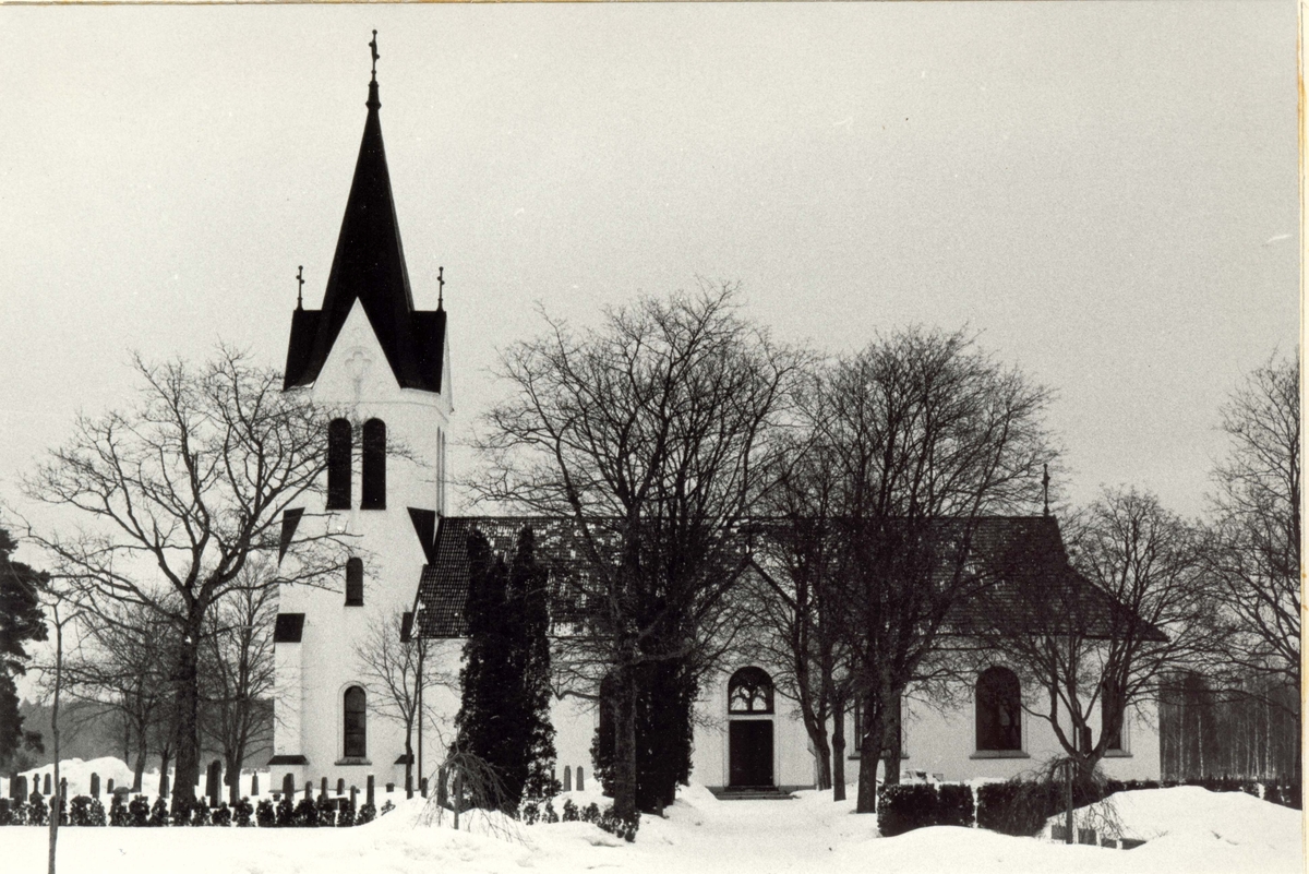 Fågelfors kyrka i vinterskrud.