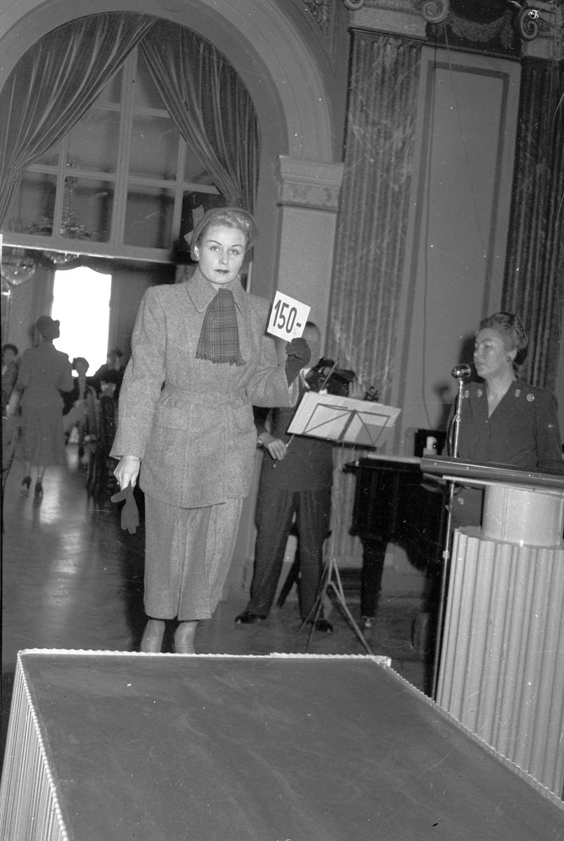Konsum Alfa. Mannekänguppvisning på Stadshuset den 3 oktober 1949