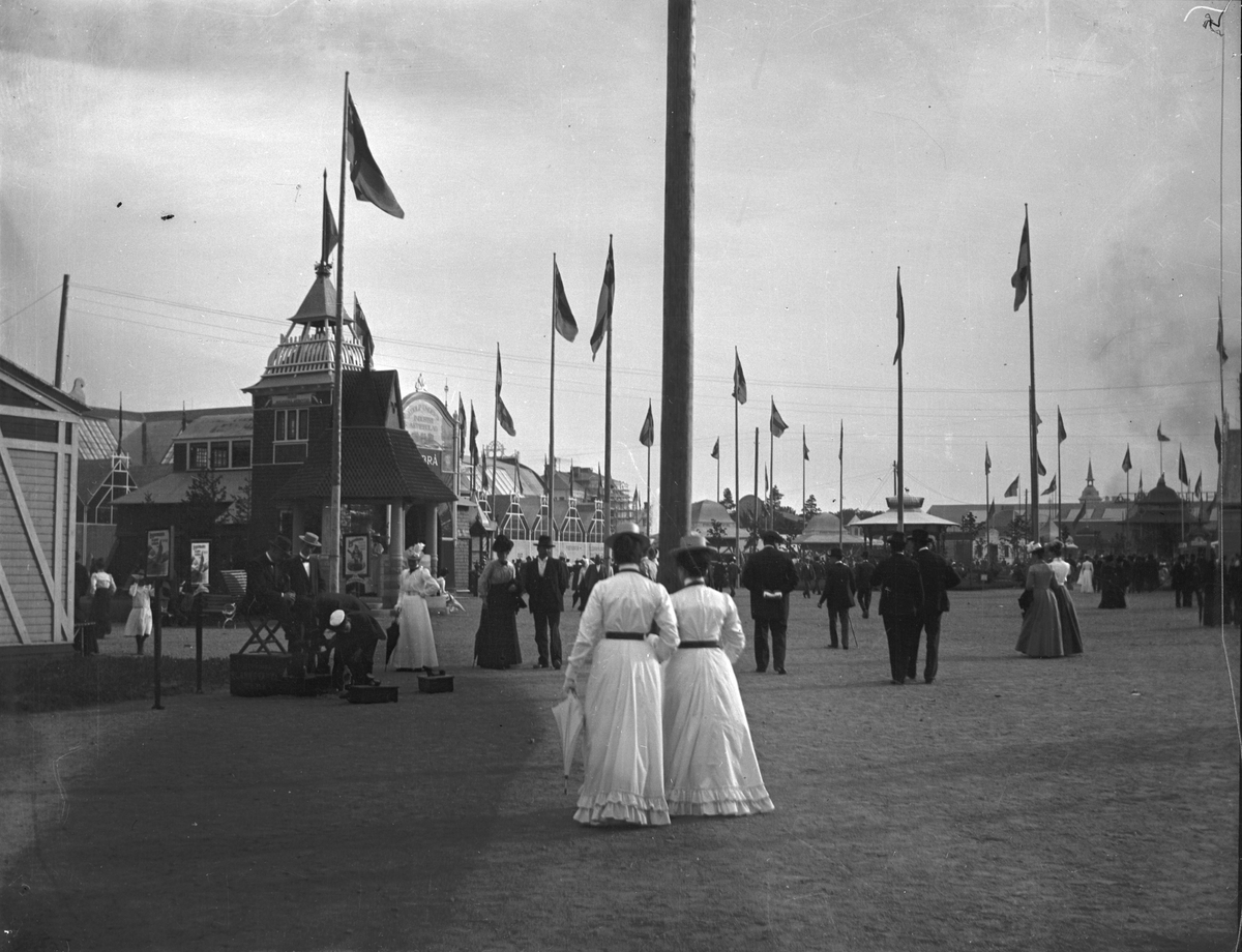 Utställningsområdet vid 1901 års utställning (nordvästra delen av Gävle mellan Skomakargatan och Rådhusesplanaden mot Valbogatan). Foto 1901.
